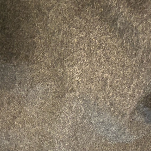 Burberry’s cashmere gray scarf with haymarket embroidered logo. - Picture 5 of 6